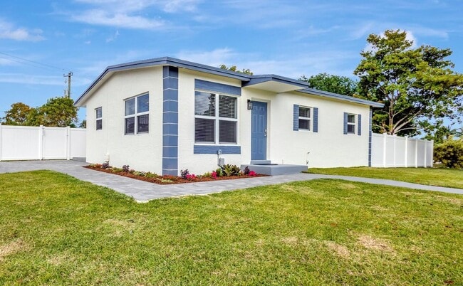 1335 Lee St in Delray Beach, FL - Building Photo - Building Photo