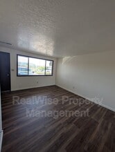 2953 W Lorraine Ave in Roseburg, OR - Building Photo - Building Photo