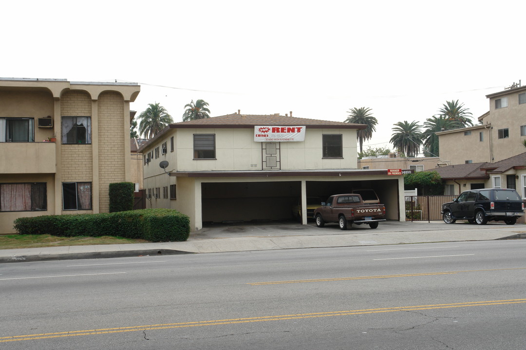 14810 Victory Blvd in Van Nuys, CA - Foto de edificio