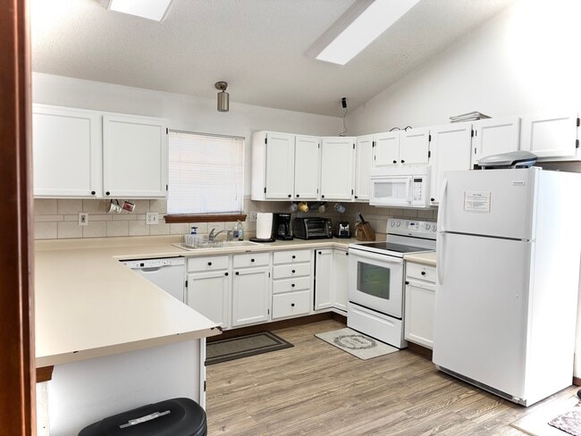 8659 Chancellor Dr, Unit King Bedroom in Colorado Springs, CO - Building Photo - Building Photo