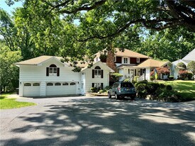 333 Colebrook Dr in Rochester, NY - Building Photo