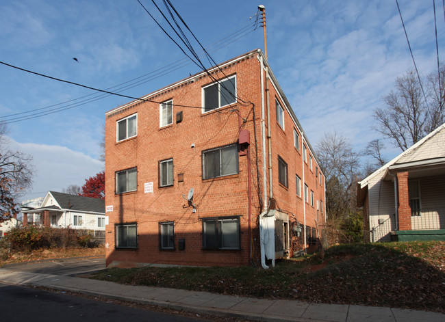 5012 Bass Pl SE in Washington, DC - Foto de edificio - Building Photo