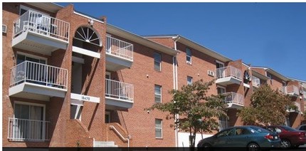 East Gate Apartments in Triangle, VA - Building Photo - Building Photo