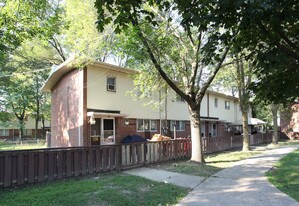 58-64 Pengarth Ct in Toronto, ON - Building Photo