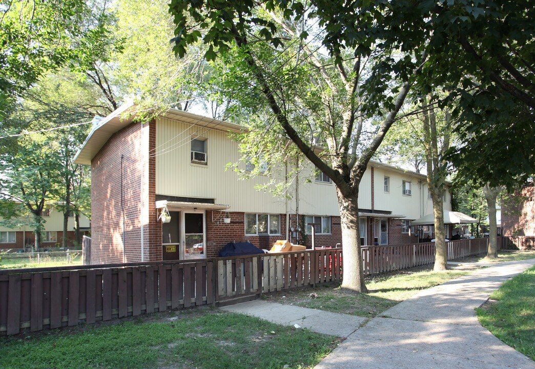 58-64 Pengarth Ct in Toronto, ON - Building Photo