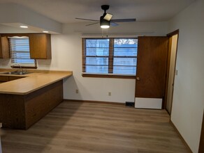 1121 Dover St in Iowa City, IA - Building Photo - Building Photo