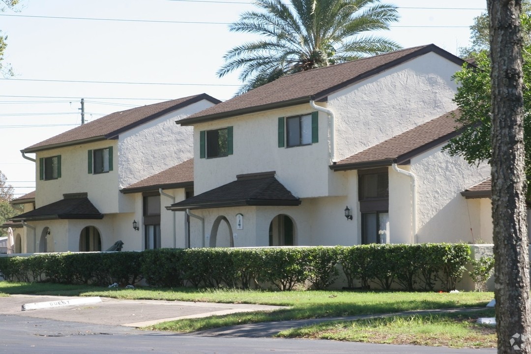 Via Verde Townhomes in Clearwater, FL - Building Photo