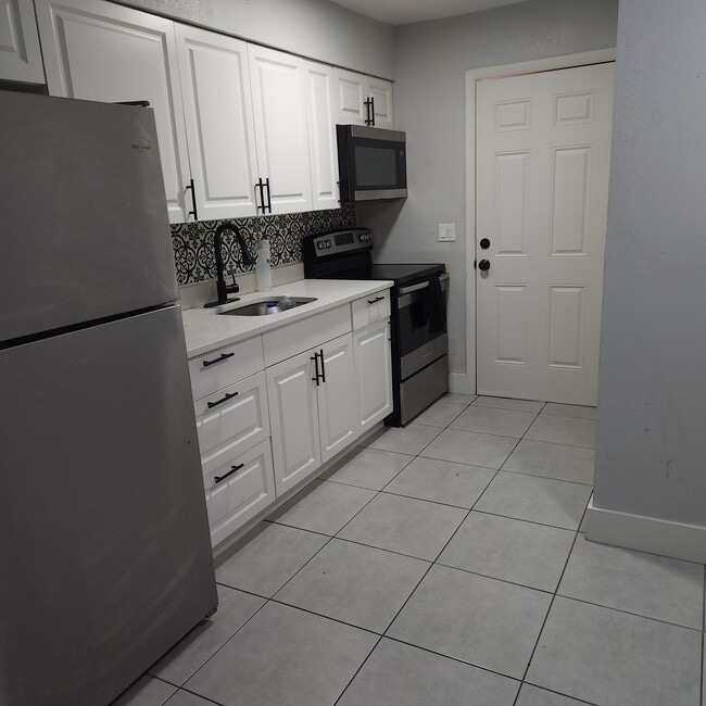 2341 Weber St, Unit 1 in Lakeland, FL - Foto de edificio - Building Photo