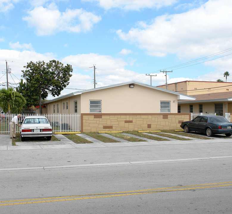 29-37 W 25th St in Hialeah, FL - Building Photo