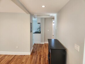 17 Roundy St, Unit 2 in Beverly, MA - Foto de edificio - Building Photo