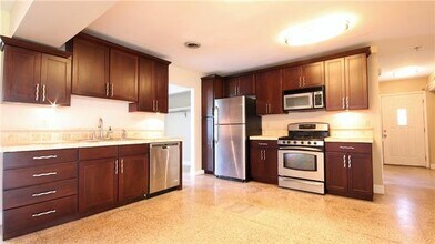 6568 Pontchartrain Blvd in New Orleans, LA - Building Photo - Building Photo