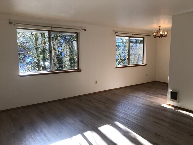 Churchill Downs Apartments in Portland, OR - Building Photo - Building Photo
