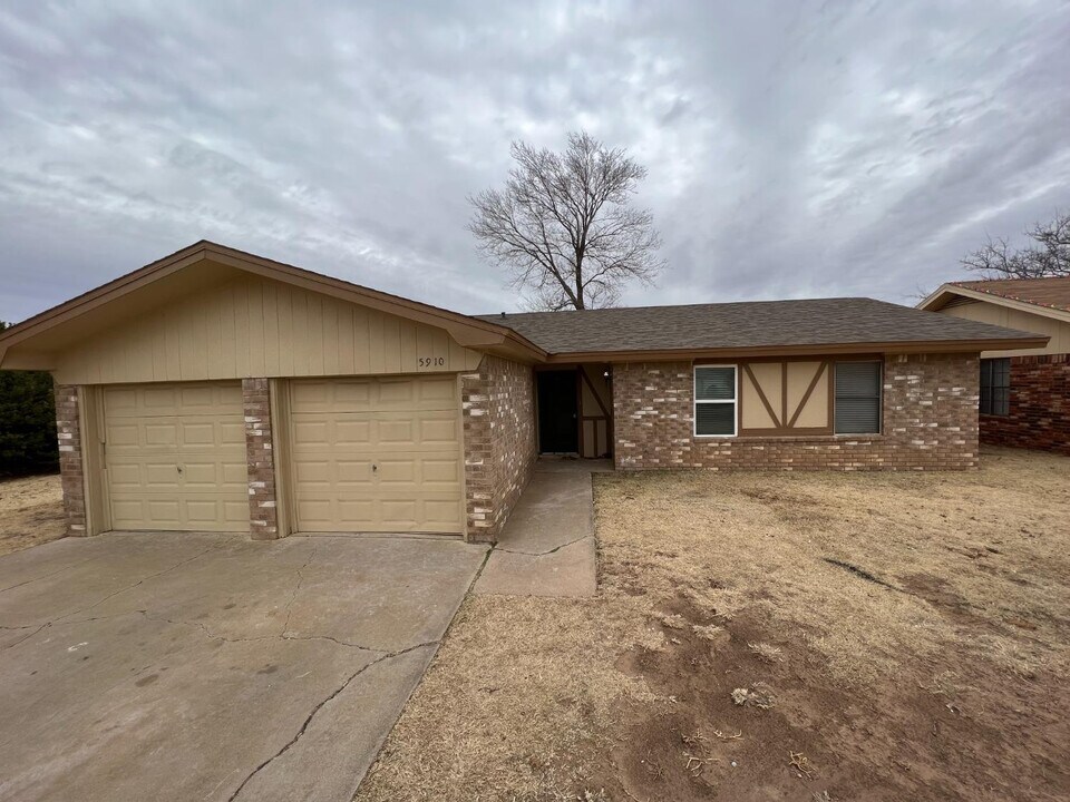 5910 15th St in Lubbock, TX - Building Photo