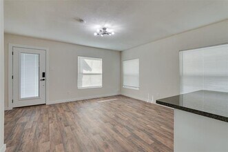2151 E Overton Rd in Dallas, TX - Building Photo - Building Photo