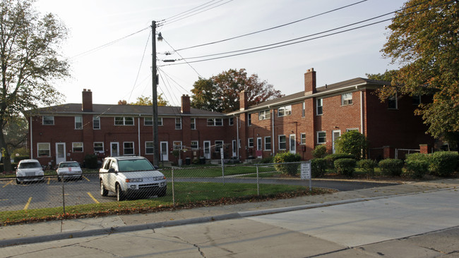 Royalwood Cooperatives in Royal Oak, MI - Building Photo - Building Photo