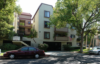 Breckenshire Deluxe Apartments in Burbank, CA - Building Photo - Building Photo