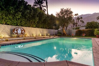 1423 E San Lorenzo Rd in Palm Springs, CA - Building Photo - Building Photo