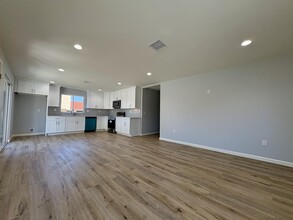 37132 Kendrick Cir in Palmdale, CA - Building Photo - Building Photo