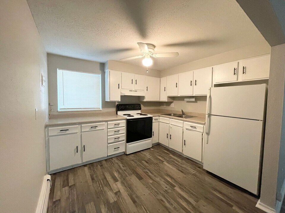 322 Bonnie Ct in Colorado Springs, CO - Building Photo