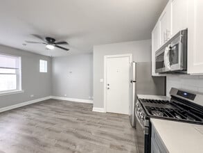 4241 N Kenmore Ave, Unit 211 in Chicago, IL - Building Photo - Building Photo