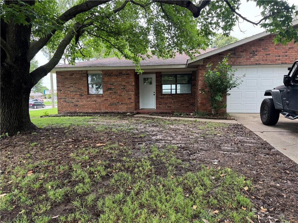 2700 McMillan Dr in Springdale, AR - Building Photo