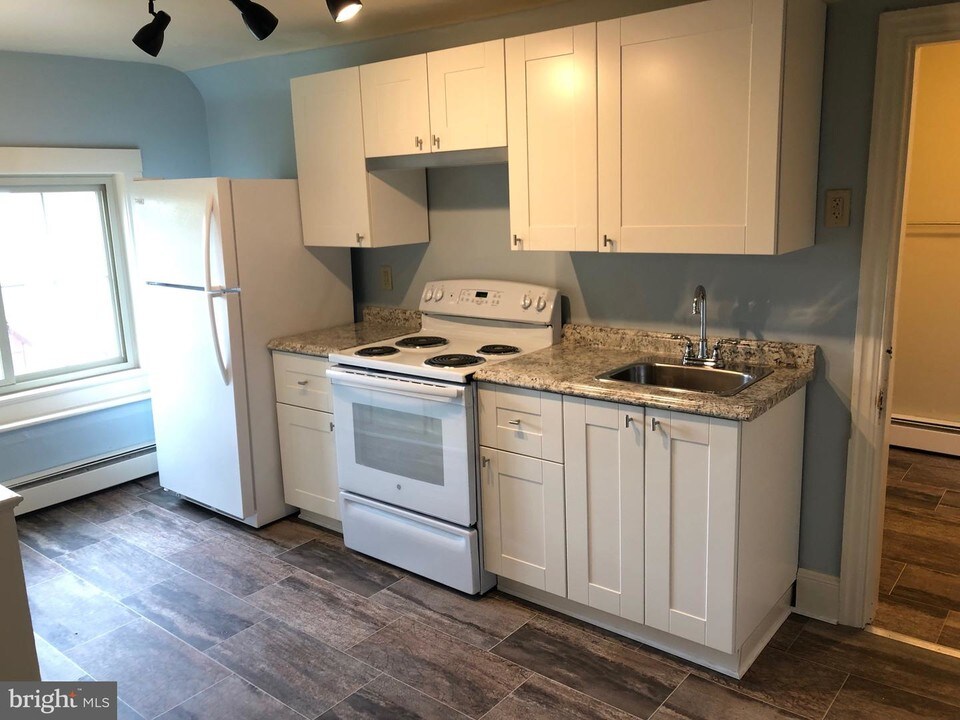 344 KING St-Unit -APT. I, 3RD FLOOR in Pottstown, PA - Building Photo