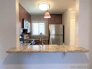 7415 Charmant Dr, Unit 2324 in San Diego, CA - Foto de edificio - Building Photo