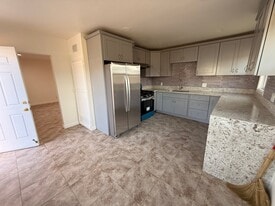 2563 West St in Anaheim, CA - Building Photo