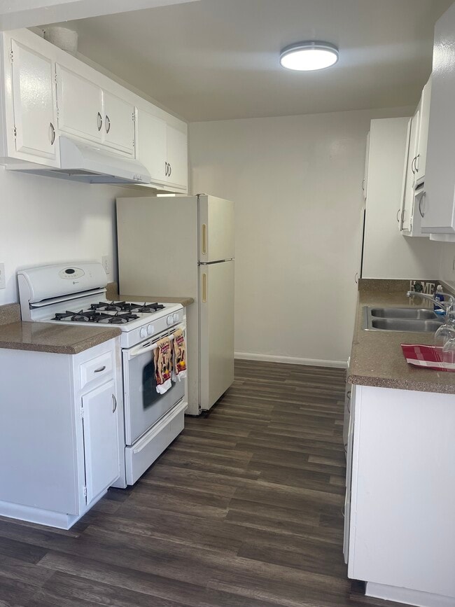 555 Greenbrier Dr, Unit 30 in Oceanside, CA - Building Photo - Building Photo