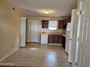 104 Ravenwood Dr in Jacksonville, NC - Building Photo - Building Photo