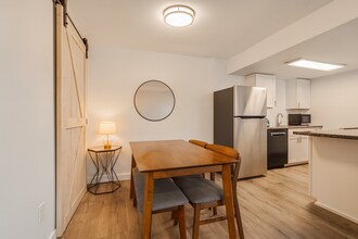 645 Manhattan Plz, Unit 203 in Boulder, CO - Building Photo - Building Photo