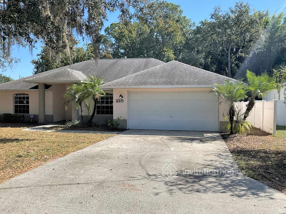 225 Quiet Oak Ct in Davenport, FL - Building Photo