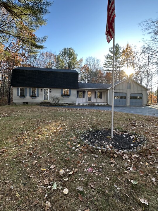 900 Richville Rd in Standish, ME - Foto de edificio