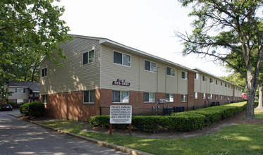 Cedarbird Point Apartments in Norfolk, VA - Building Photo - Building Photo