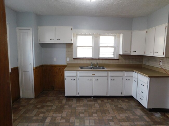 8229 Garfield Blvd in Garfield Heights, OH - Building Photo - Building Photo