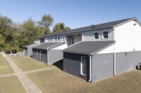 Academy Apartments in Huntsville, AL - Foto de edificio - Building Photo