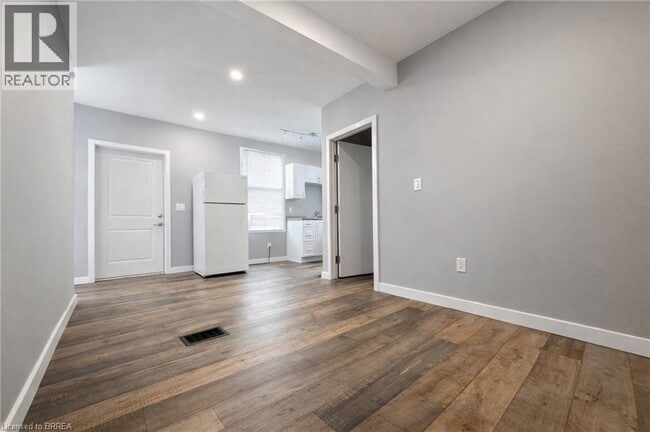 property at 33 Dumfries St