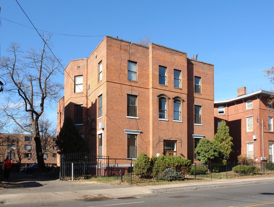 183-185 Sigourney St in Hartford, CT - Building Photo