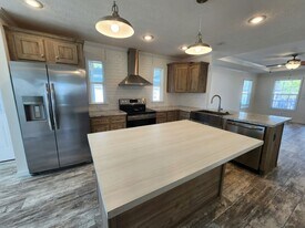 518 Eland Dr in North Fort Myers, FL - Building Photo