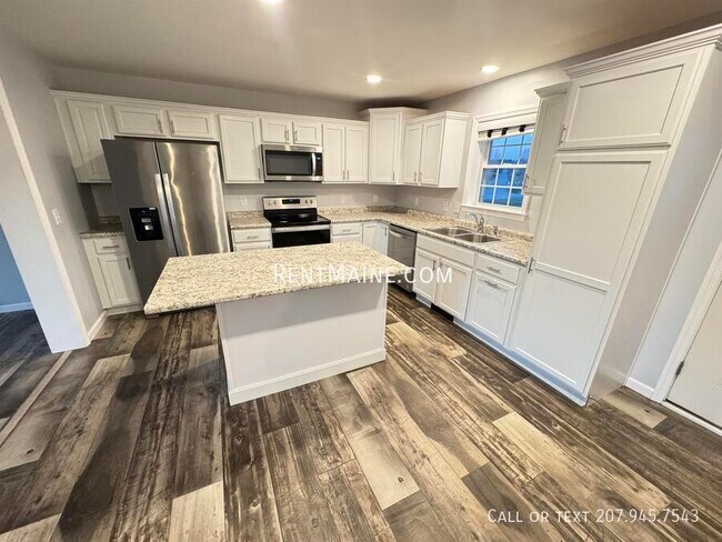 208 Rocky Rdg Dr in Hermon, ME - Foto de edificio - Building Photo