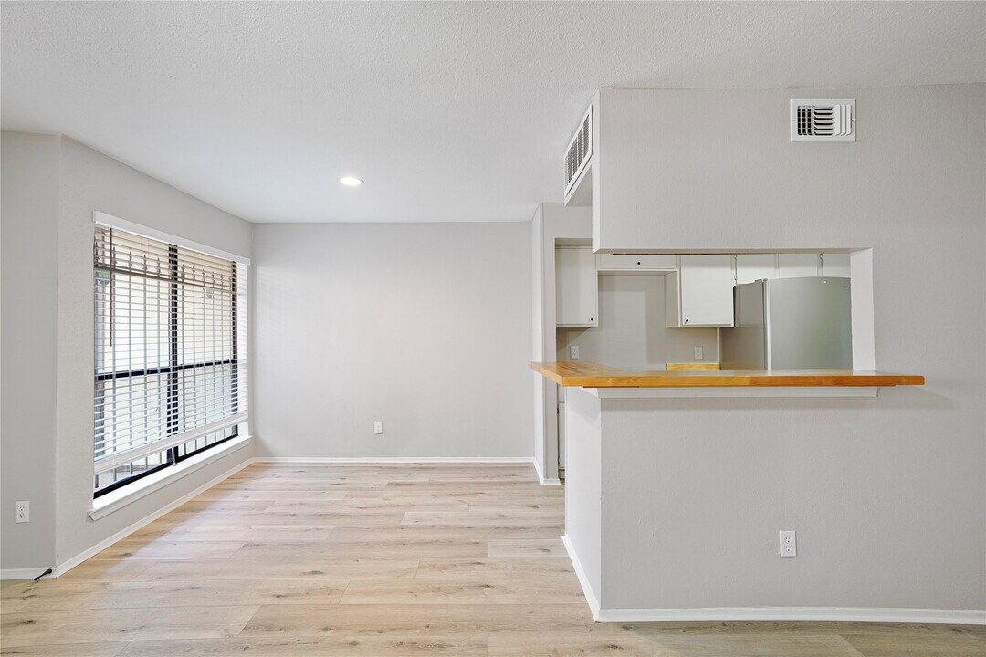 6633 W Airport Blvd in Houston, TX - Building Photo