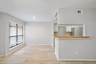 6633 W Airport Blvd in Houston, TX - Foto de edificio - Building Photo