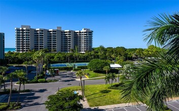 1125 Gulf of Mexico Dr in Longboat Key, FL - Foto de edificio - Building Photo