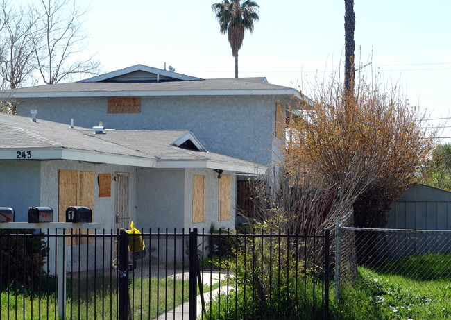 243 E 10th St in San Bernardino, CA - Foto de edificio - Building Photo