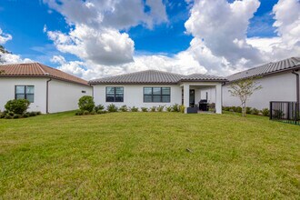 833 SE Courances Dr in Port St. Lucie, FL - Building Photo - Building Photo