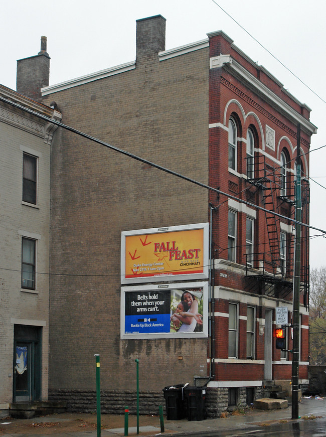 1929 Vine St in Cincinnati, OH - Building Photo - Building Photo