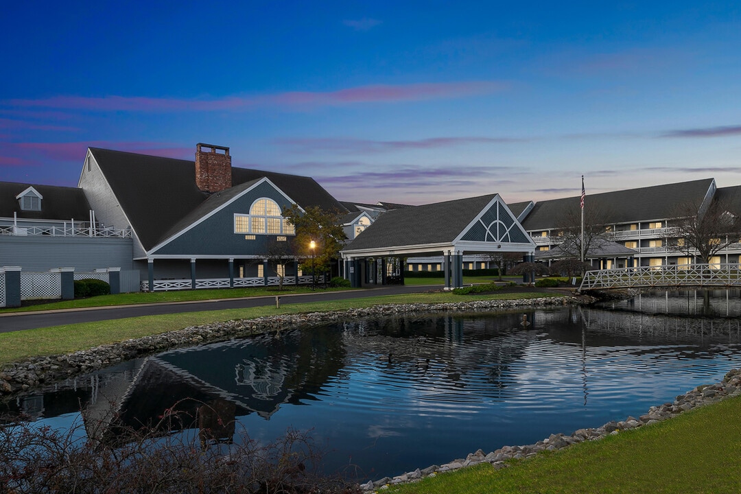 New England Club Independent Senior Living in Cincinnati, OH - Foto de edificio