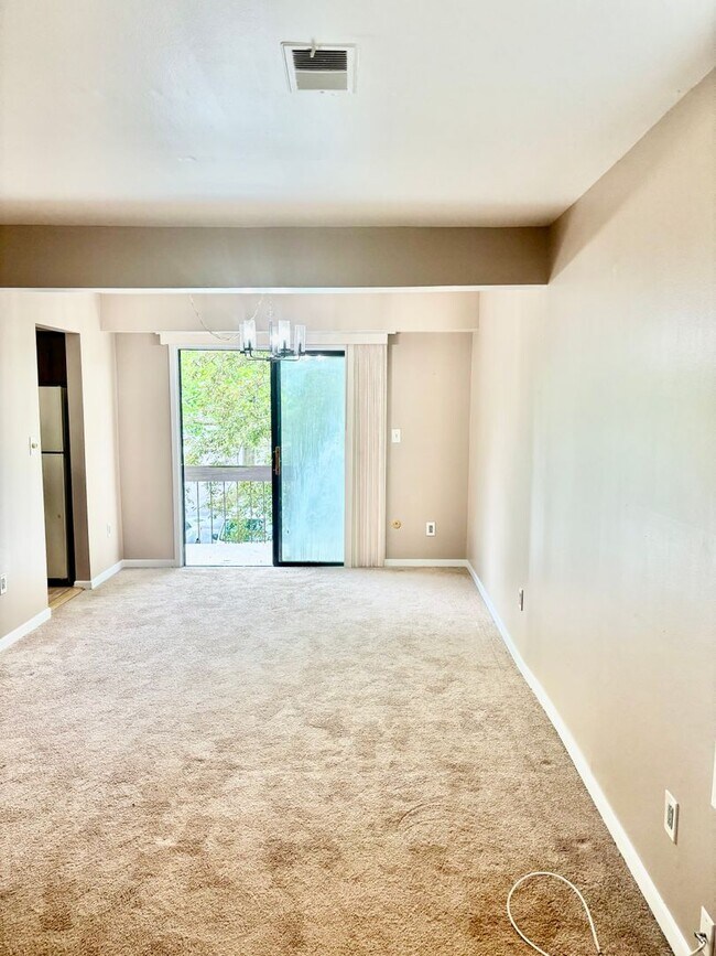 R2 Avon Dr E in East Windsor, NJ - Building Photo - Building Photo