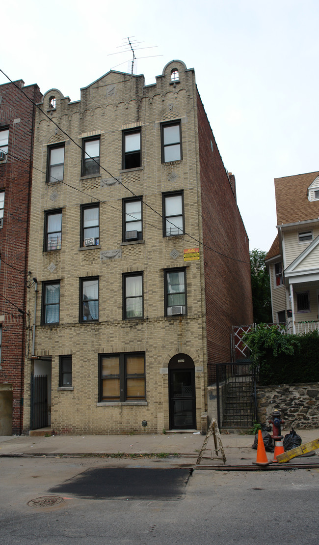 157 Saratoga Ave in Yonkers, NY - Building Photo - Building Photo