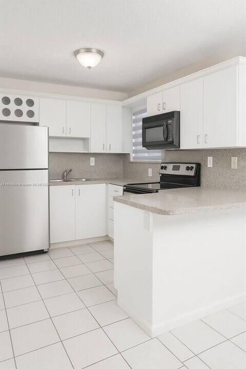 8170 NW 10th St in Miami, FL - Building Photo